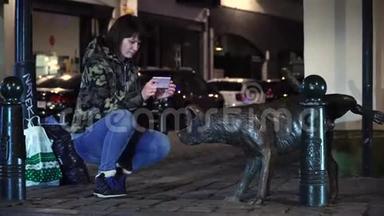 女士旅游图片小便狗在布鲁塞尔，比利时。 辛内克·皮斯。